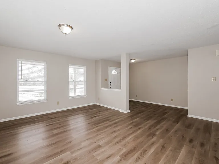 5636 N Littleton Dr — Photo 6