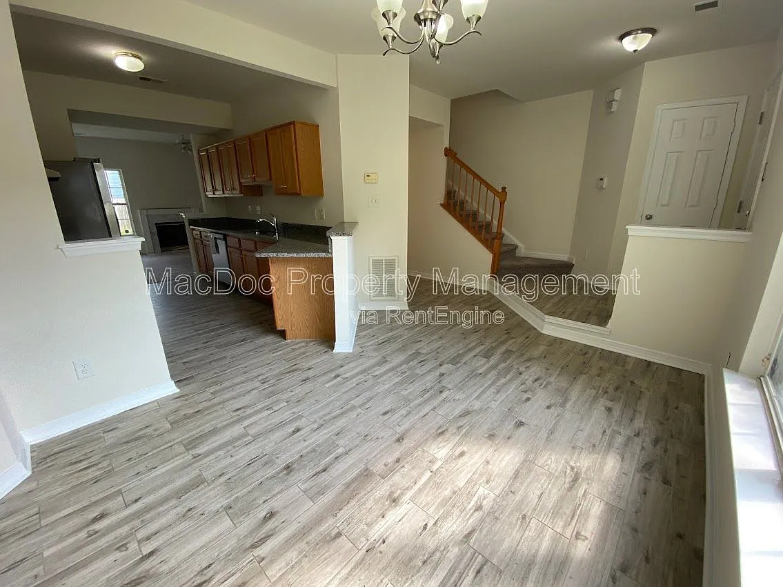 3 bed, 2.5 bath, 1452 sqft, $2,295 — Photo 4