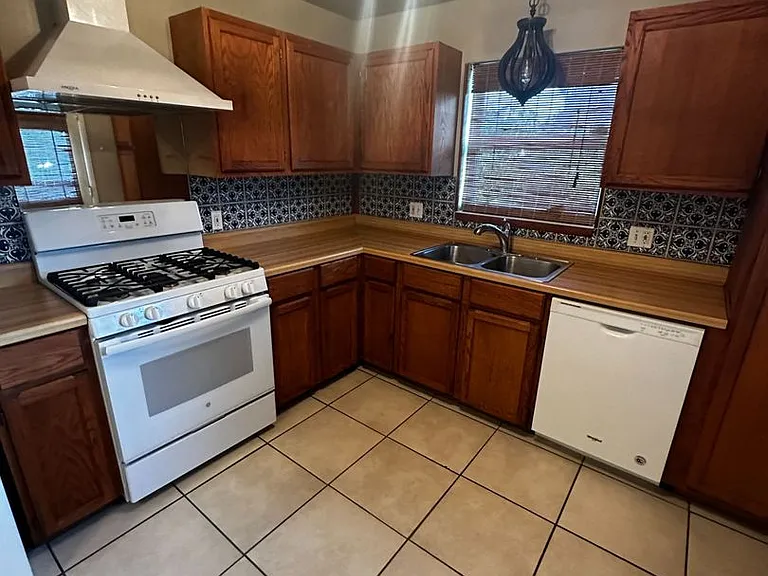 5020 Memory Ln — Photo 5