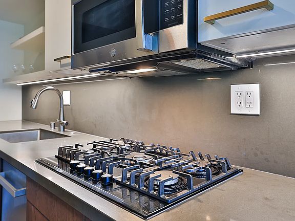 4th image of 500 W Harbor Dr Unit 516