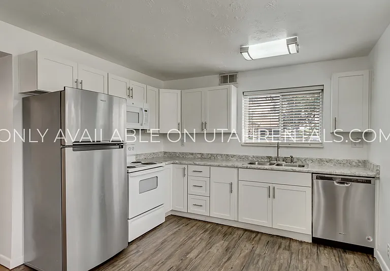 398 W State St — Photo 2