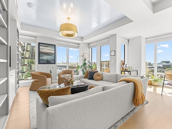 4th image of 133 Seaport Blvd Unit 722