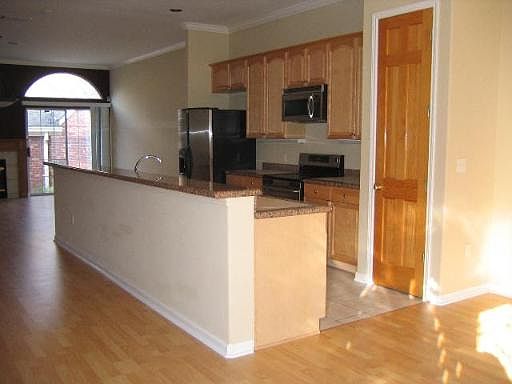 3rd image of 129 E MELROSE #129