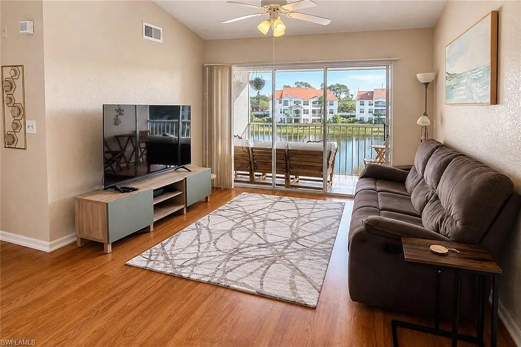 2 bed, 2.0 bath, 913 sqft, $2,000 — Photo 2