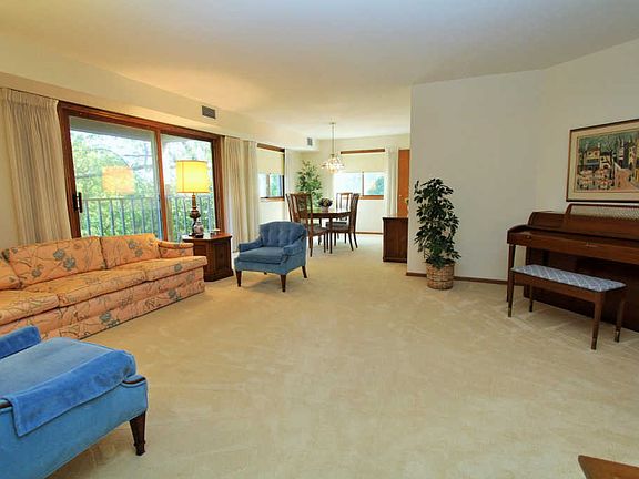 4th image of 7234 N Green Bay Ave Unit 210