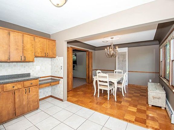 3rd image of 715 Oakridge Dr