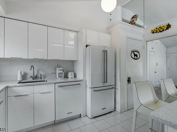 3rd image of 109 Roosevelt Ave