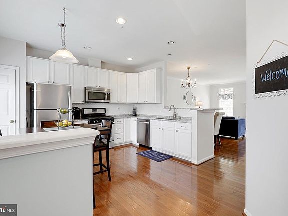 3rd image of 421 Amelanchier Ct