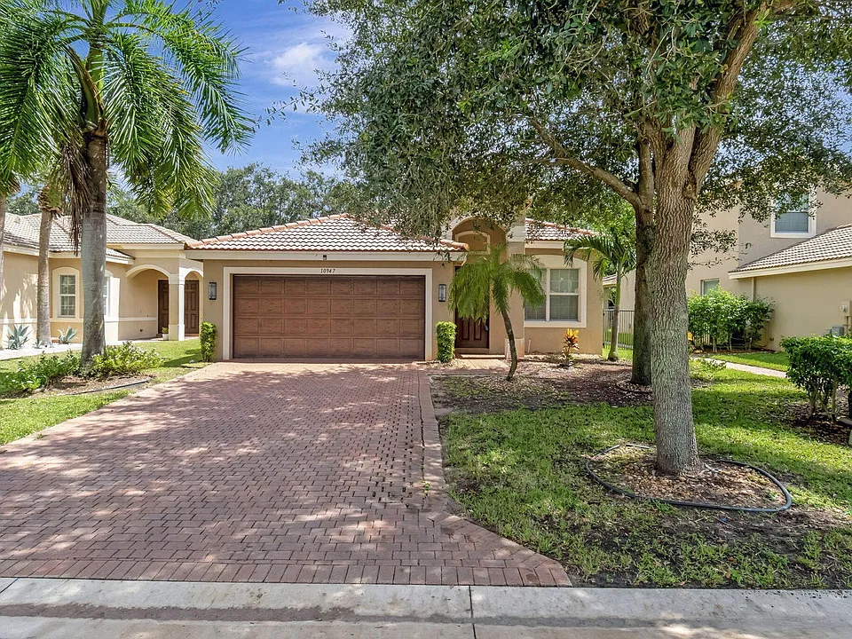 10947 Bitternut Hickory Ln