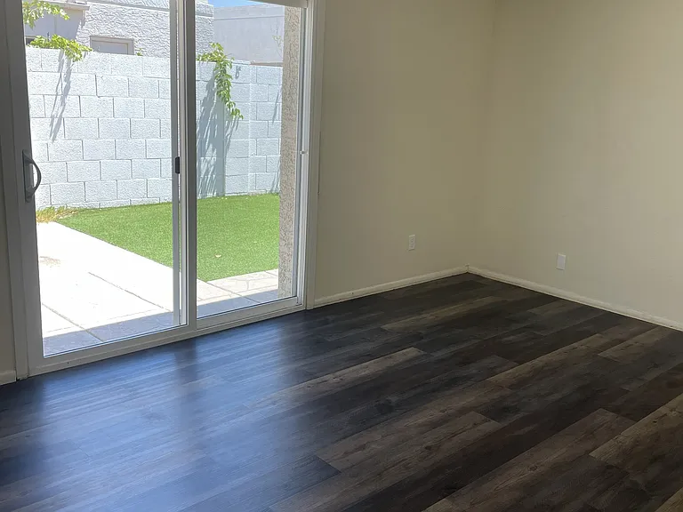 1014 E Michelle Dr — Photo 5