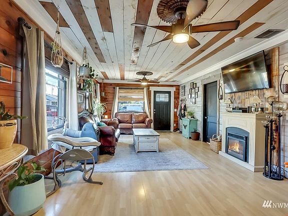 3rd image of 204 Van Trump Ave NE
