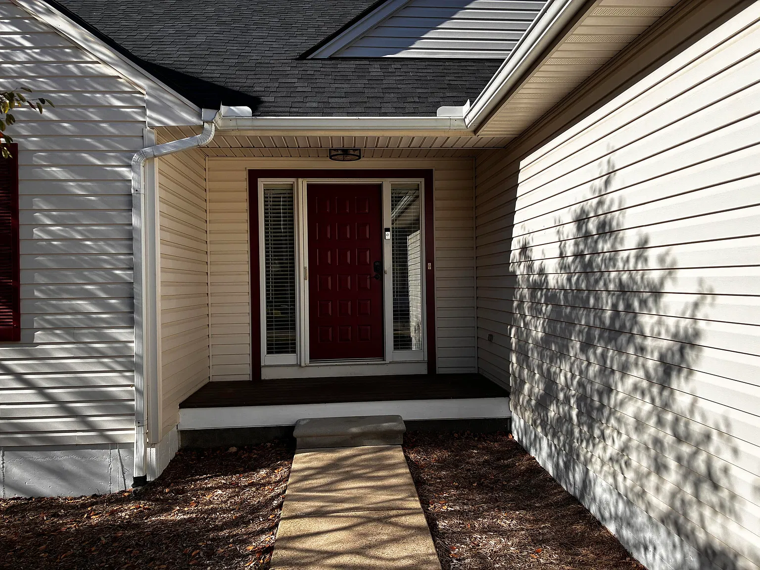 4 bed, 2.0 bath, 1670 sqft, $3,400 — Photo 2