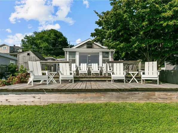 61 Bayside Ave, Portsmouth, RI 02871