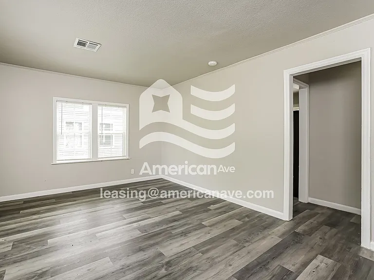 1583630_002_living_room_12805112.jpg