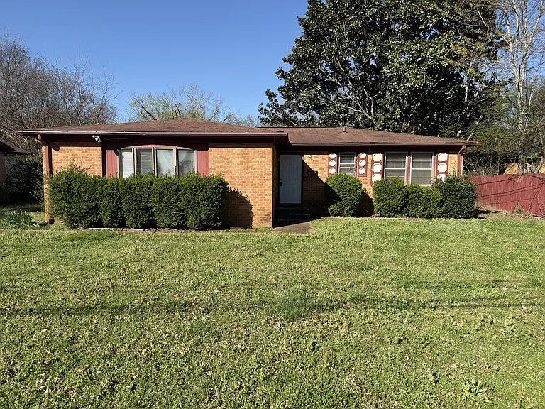 3811 Lakeview Dr NW — Photo 3