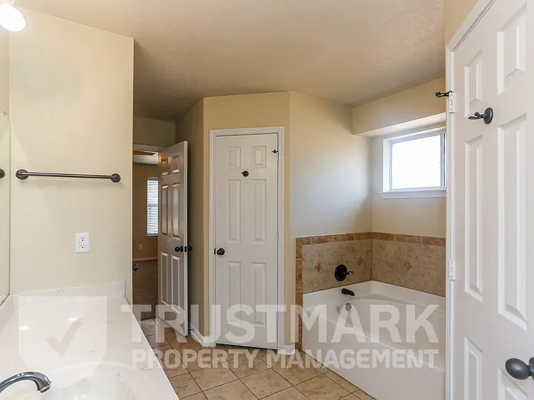 401 W Libra Dr — Photo 17