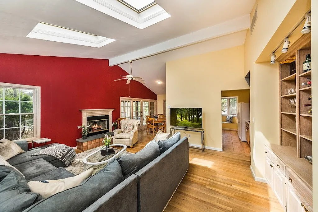Lovely 4 Bedroom Home Close to Three Mile Harbor and Restaurants — Photo 4