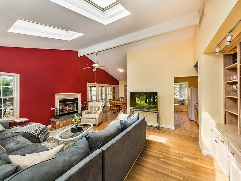59 Manor Ln S — Photo 4