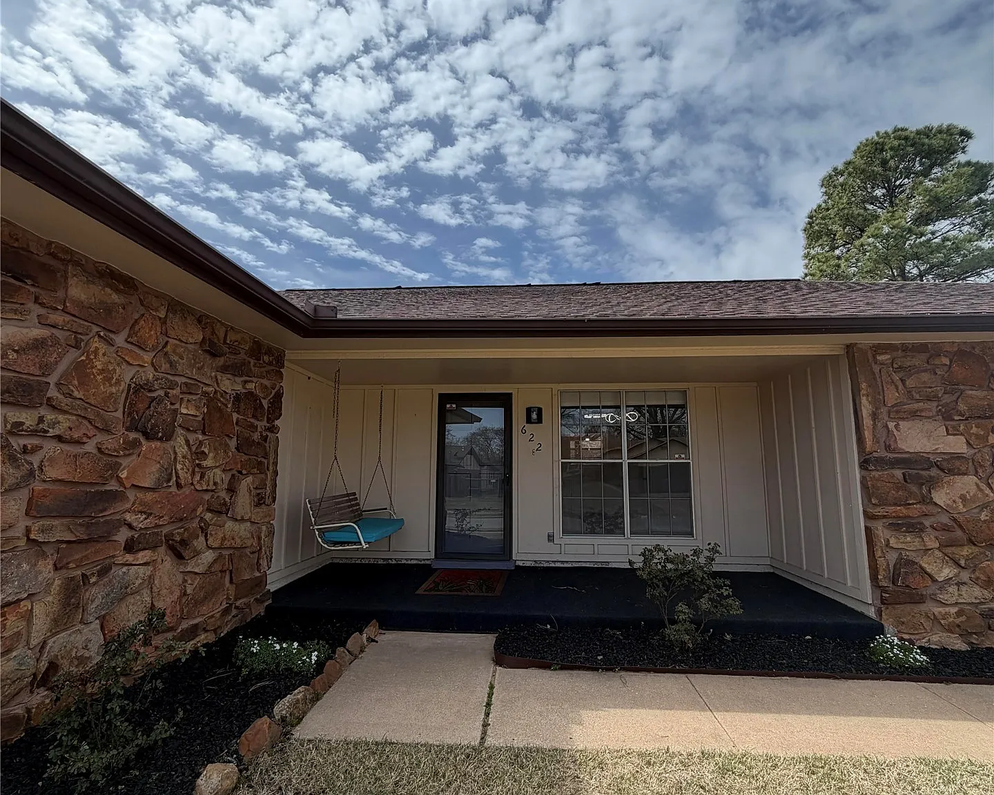 3 bed, 1327 sqft, $1,850 — Photo 1