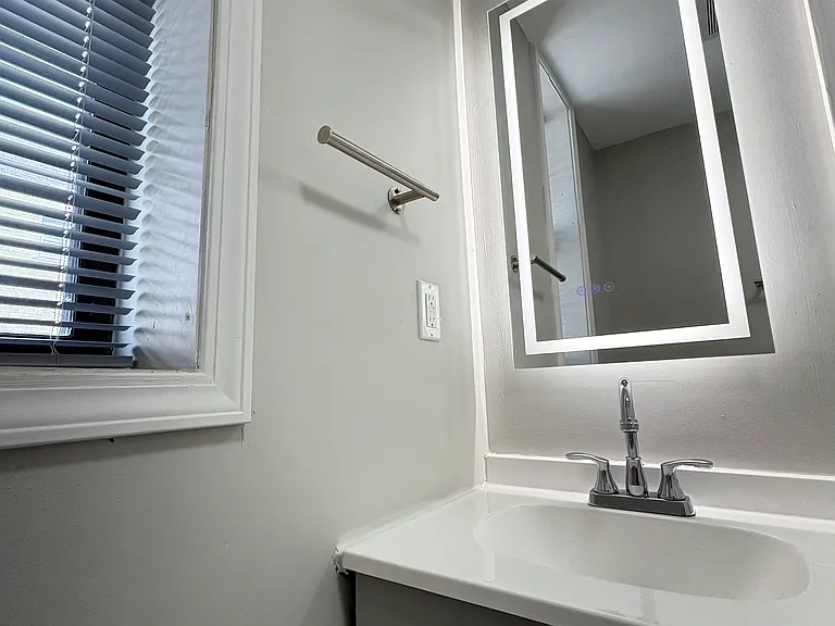 Meridian Living II — Photo 13