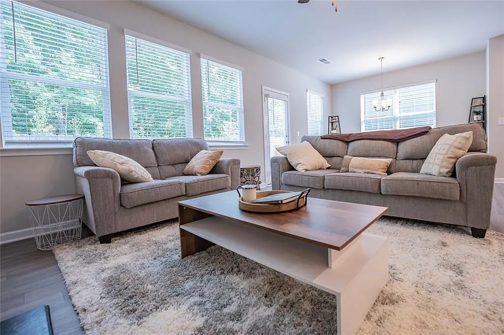 3 bed, 2.5 bath, 2020 sqft, $2,800 — Photo 4