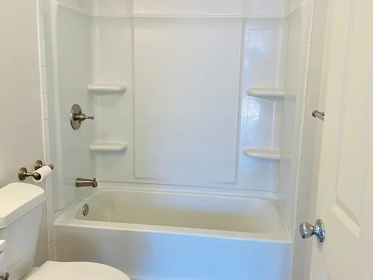 1227 N Eisenhower Dr — Photo 4