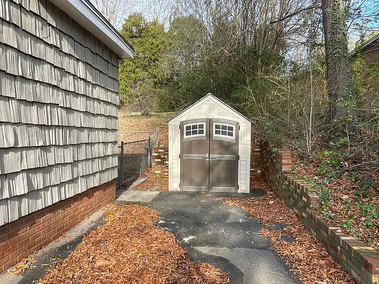 1104 Robin Hood Rd — Photo 14