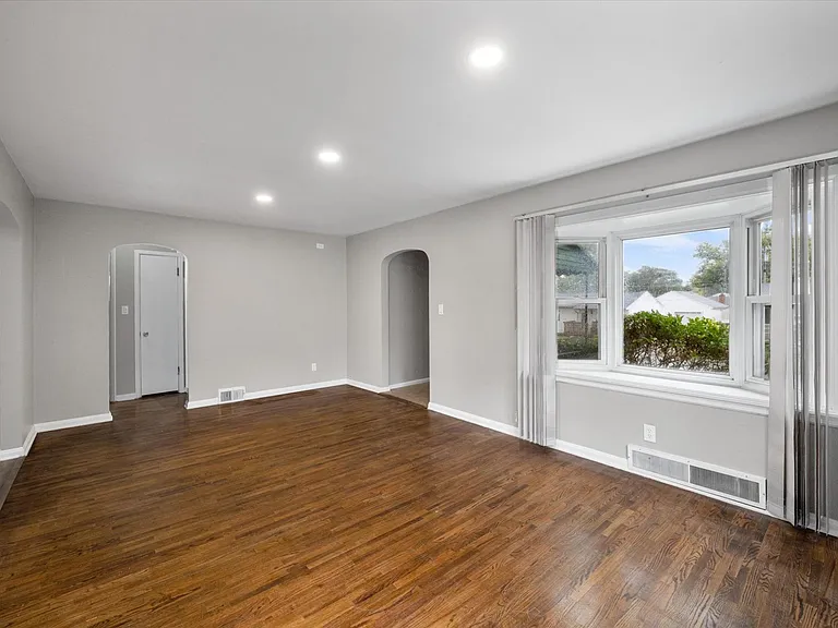 2607 Stanford Ave — Photo 2