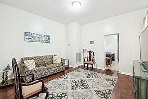 5th image of 2125 Laurel St