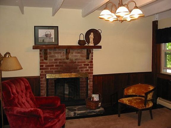 Livingroom w/Fireplace
