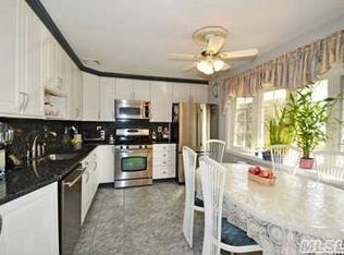 3 Partridge Ln, East Setauket, NY 11733