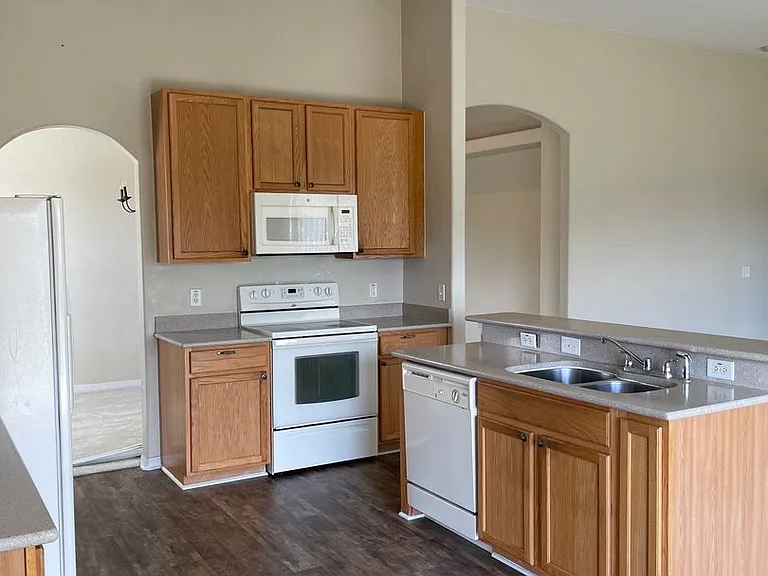 213 Towerview Dr E — Photo 3