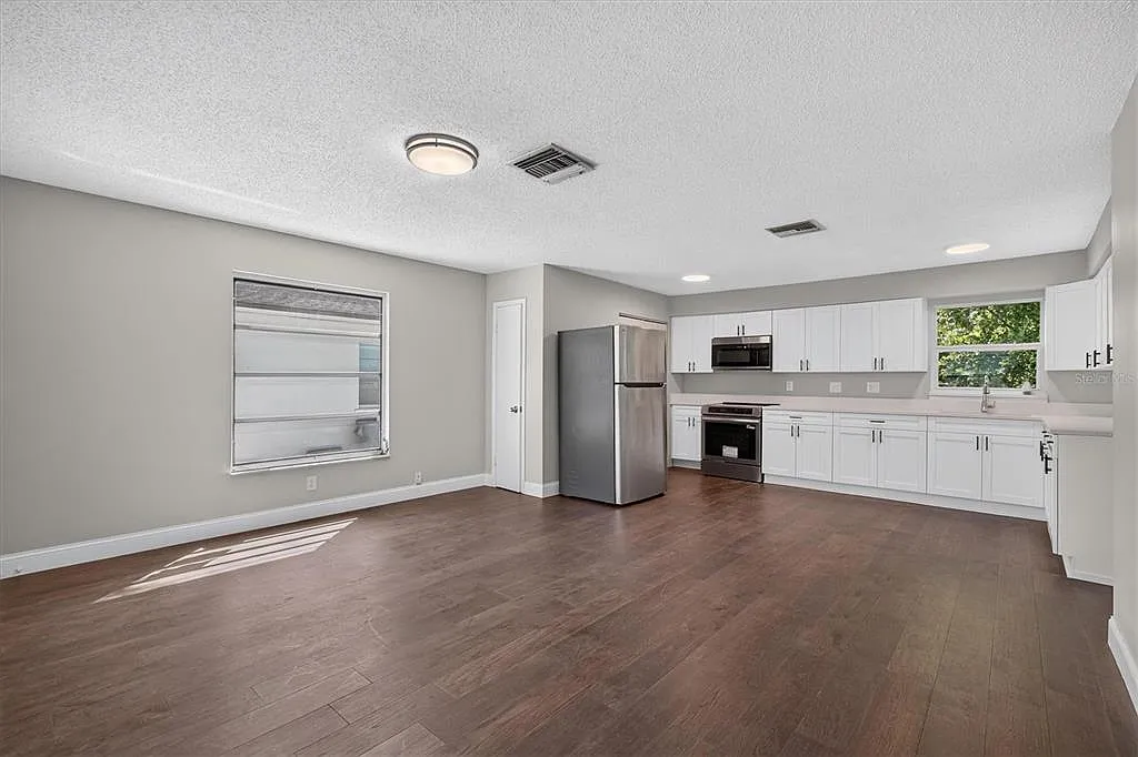 2 bed, 1.0 bath, 1296 sqft, $1,800 — Photo 2