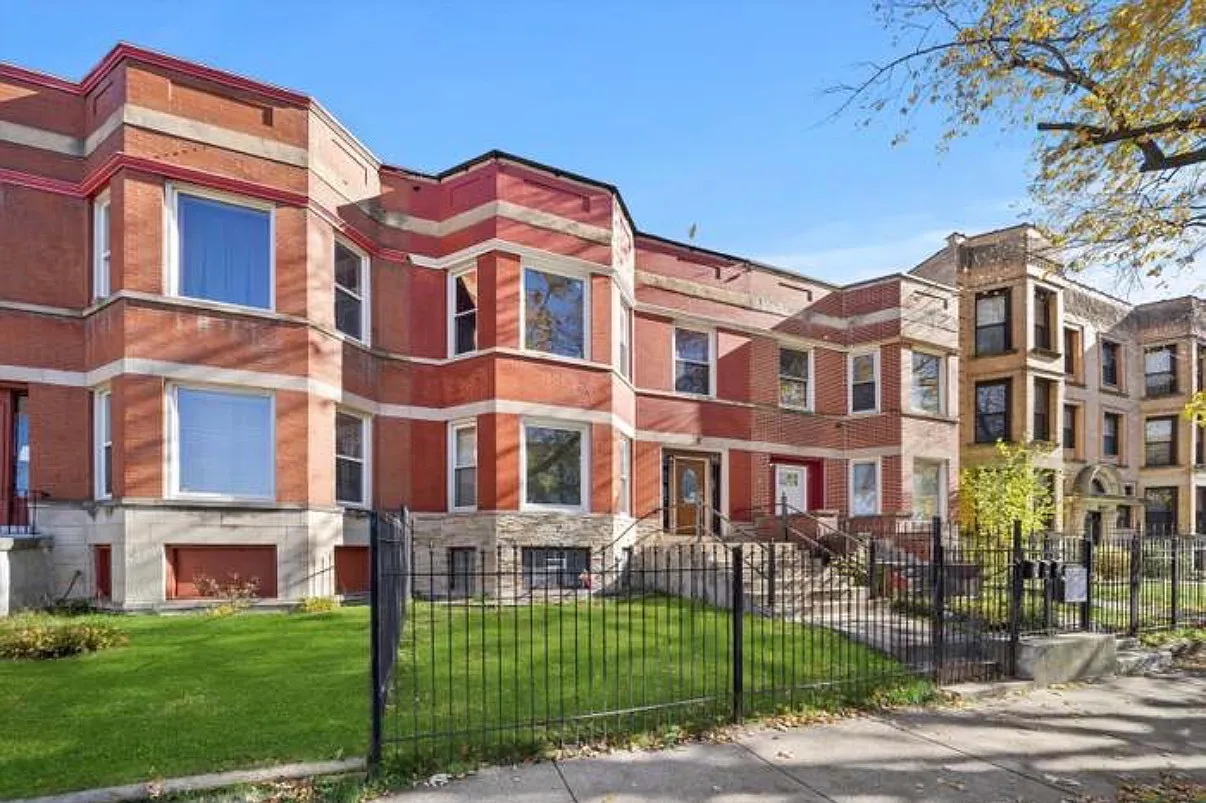 2 bed, 900 sqft, $2,100 — Photo 2