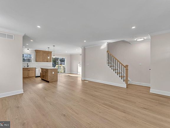 4th image of 51 E Spring St