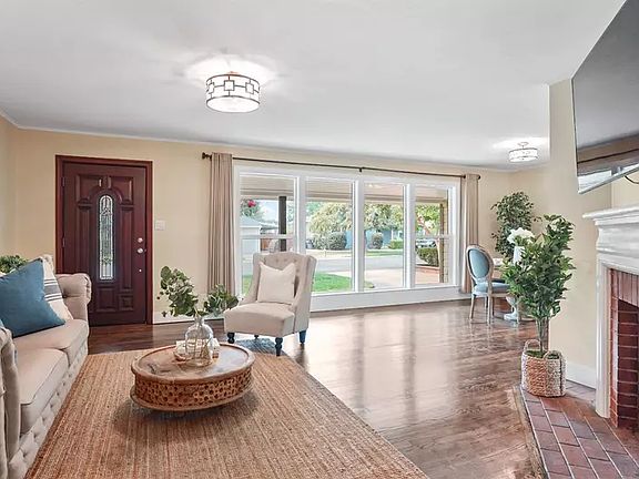 4th image of 2548 Catalina Dr