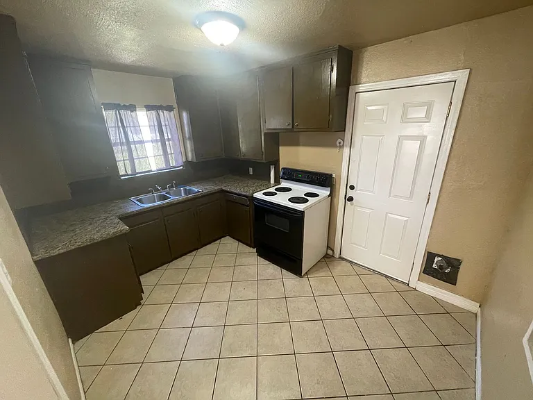 2640 Harrison St — Photo 4