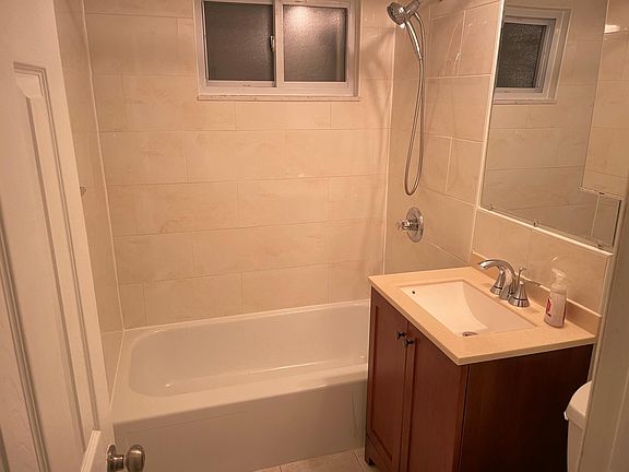 4th image of 851 Travis Ave #1