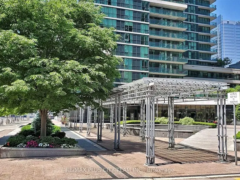 18 Harbour St #1802 — Photo 14