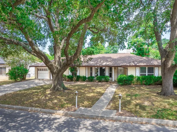 621 Balfour Dr, Windcrest, TX 78239