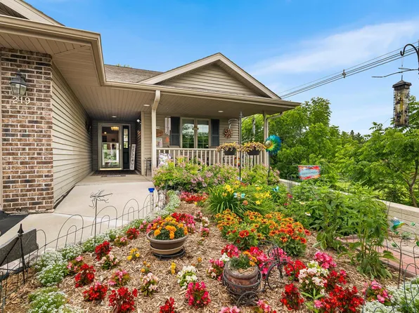 219 Fallen Oaks Ln, Sheboygan Falls, WI 53085