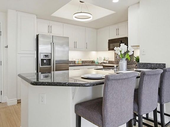 5th image of 4212 Regents Park Row #206