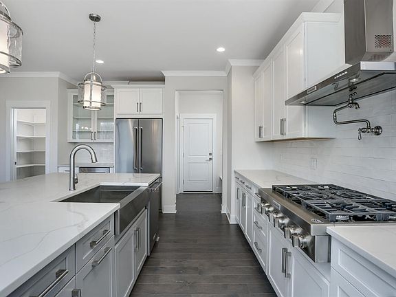 4th image of 401 Blossom Dr