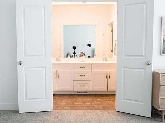 Primary bedroom bathroom
