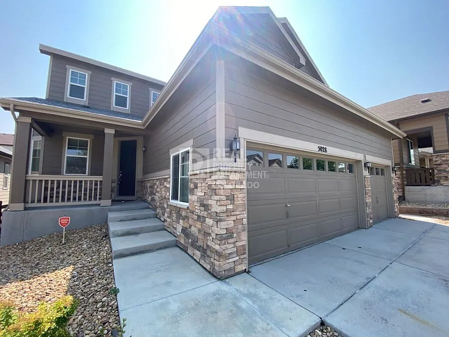 Spacious Home with Finished Basement in Aurora 5028 S Versailles Pkwy — Photo 2