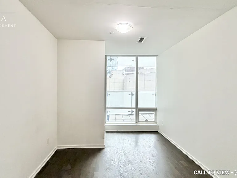 1 Bloor St E #524 — Photo 7