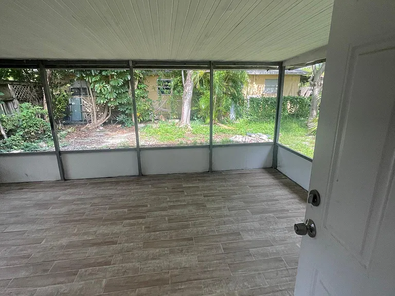1005 SW 7th Ter — Photo 16