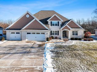 2075 Swanstone Cir, De Pere, WI 54115