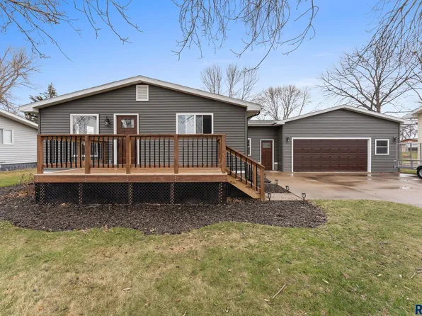 919 S Academy St, Lennox, SD 57039