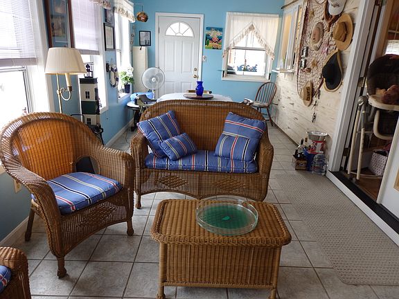 4th image of 215 Parkwood Ave